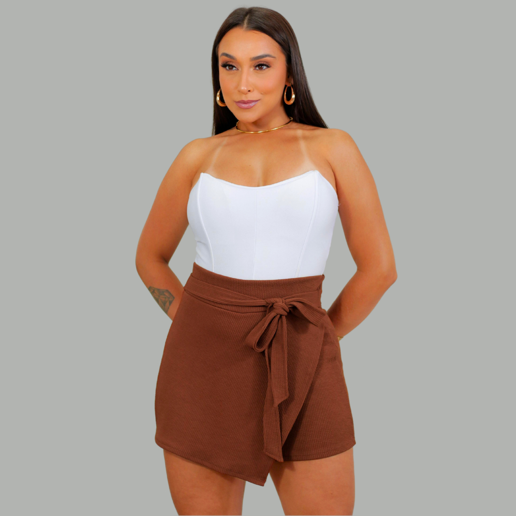 SHORT SAIA FEMININO LAÇO FRONTAL DETALHE ASSIMÉTRICO CINTURA ALTA